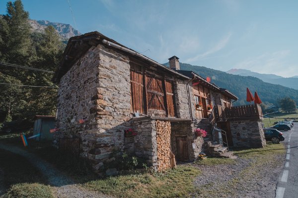 Voyagez dans les Alpes et profitez d'un camping avec vue sur les montagnes